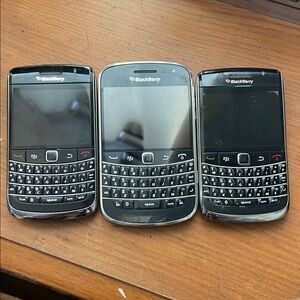 Lot of 3 blackberry bolds for parts